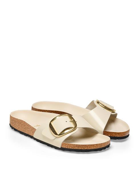 BIRKENSTOCK MADRID BIG BUCKLE Pantofelek ze skóry lakierowanej połysk ecru - Buty damskie