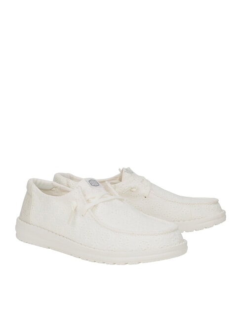HEY DUDE WENDY EYELET LACE Perforowane mokasyny z fakturą kwiatową biały - Buty damskie
