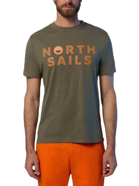 NORTH SAILS LINE PRINT Bawełniana koszulka z nadrukiem maxi zakurzona oliwka - Koszulki męskie