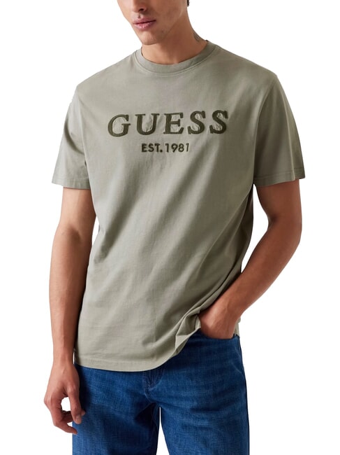 GUESS BOX LOGO Koszulka z haftowanym logo mchowo zielony - Koszulki męskie