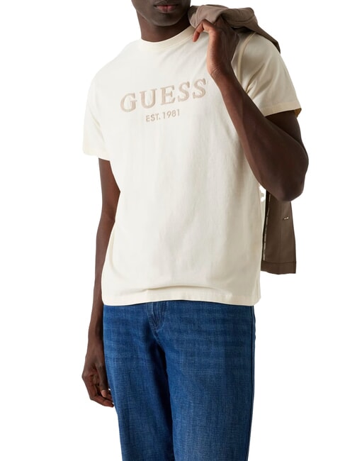 GUESS BOX LOGO Koszulka z haftowanym logo perłowo-biały - Koszulki męskie
