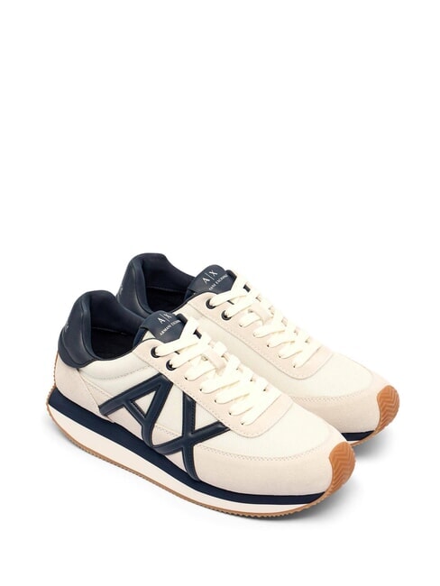 ARMANI EXCHANGE ROYALE SUEDE AIR MESH Skórzane trampki z logo AX ecru + granatowy - Buty męskie