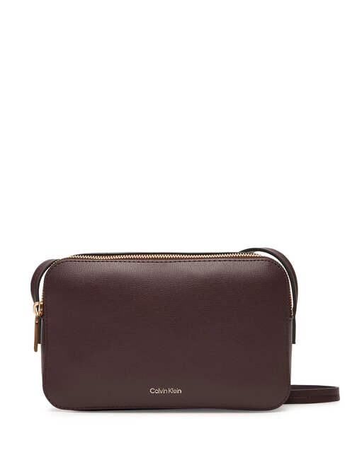 CALVIN KLEIN EMBOSSED LOGO Mała torba na ramię fudge/espresso - Torby damskie