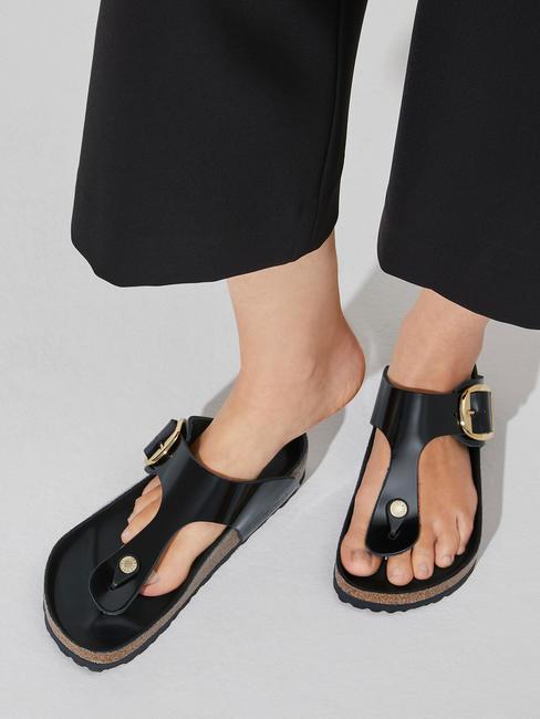 GIZEH BIG BUCKLE Klapki ze sk&oacute;ry lakierowanej świecić na czarno - Buty damskie