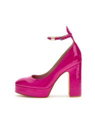 GUESS TEMIS Dekolt ze sk&oacute;ry lakierowanej z paskiem - Buty damskie