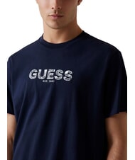 GUESS BSC EMBROIDERY LOGO Koszulka bawełniana z haftowanym logo inteligentny niebieski multi - Koszulki męskie - 3