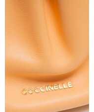 COCCINELLE DRAP SMOOTH Torebka ze sk&oacute;ry nappa z łańcuszkiem - Torby damskie