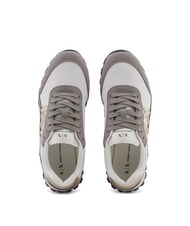 ARMANI EXCHANGE DROP MICROSUEDE Trampki z logo z boku brązowy bas + ecru - Buty damskie - 3
