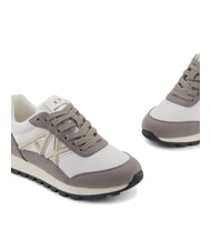 ARMANI EXCHANGE DROP MICROSUEDE Trampki z logo z boku brązowy bas + ecru - Buty damskie - 4