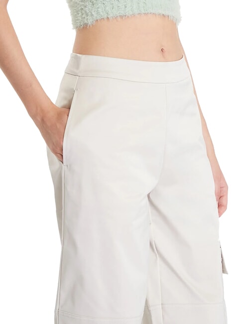 CK JEANS Spodnie cargo z niskim stanem skorupka jajka - Spodnie damskie
