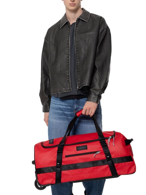 DUFFEL PACK WHEEL M Średniej wielkości wodoodporna torba podr&oacute;żna na k&oacute;łkach plandeka czerwona - W&oacute;zki p&oacute;łsztywne