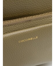 COCCINELLE JEN Okrągły sk&oacute;rzany plecak z kieszenią laurowy zielony - Torby damskie - 5