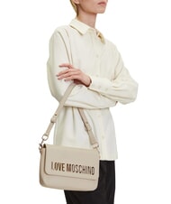 LOVE MOSCHINO LAMINATED BOLD LOVE Torba na ramię z klapką kość słoniowa - Torby damskie - 5
