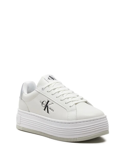 BOLD LOW LACE Sk&oacute;rzane trampki na platformie biały - Buty damskie
