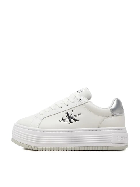 BOLD LOW LACE Sk&oacute;rzane trampki na platformie biały - Buty damskie