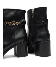 TOMMY HILFIGER TH CHAIN Sk&oacute;rzane botki z łańcuchem czarny - Buty damskie - 5