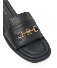 TOMMY HILFIGER TH Sk&oacute;rzane kapcie z logo czarny - Buty damskie - 4