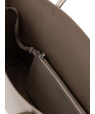 CALVIN KLEIN EMBOSSED LOGO Torba na ramię pustynny szary - Torby damskie - 3