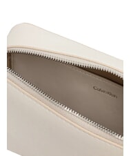 CALVIN KLEIN EMBOSSED LOGO Mała torba na ramię lilia biała - Torby damskie - 4