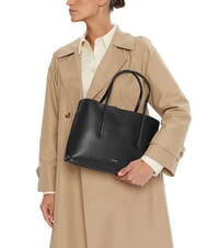 CALVIN KLEIN EMBOSSED LOGO Torba na ramię czarny/prażony kokos - Torby damskie - 5