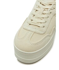TOMMY HILFIGER GREENWICH Trampki na platformie ze sk&oacute;ry zamszowej papier gazetowy - Buty damskie - 3
