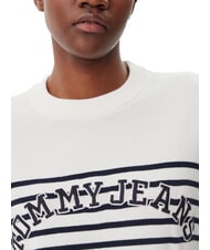 TOMMY HILFIGER VARSITY Bawełniany sweter z okrągłym dekoltem i logo starożytna biel - Koszulki damskie - 3