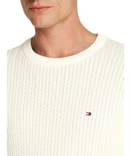 TOMMY HILFIGER TH Sweter z okrągłym dekoltem i splotem warkoczowym płatek kości słoniowej - Koszulki męskie - 3
