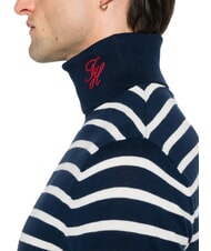 TOMMY HILFIGER TH Sweter z golfem z mieszanki bawełny ciemnoniebiesko-biały bretoński pasek - Koszulki męskie - 3