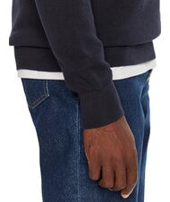 TOMMY HILFIGER TH Sweter z okrągłym dekoltem w kształcie plastra miodu pustynne niebo - Koszulki męskie - 4