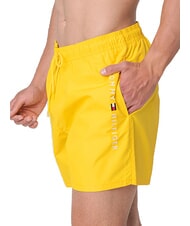 TOMMY HILFIGER TH Str&oacute;j boksera z pionowym logo ż&oacute;łty nagietek - Stroje kąpielowe męskie - 3