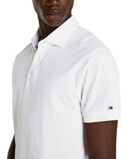 TOMMY HILFIGER TH Koszulka polo z kr&oacute;tkim rękawem i logo na rękawie biel optyczna - Polo męskie - 3