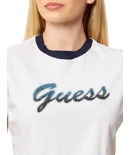 GUESS SCRIPT CROP Kr&oacute;tki T-shirt czysto biały - Koszulki i topy damskie - 3