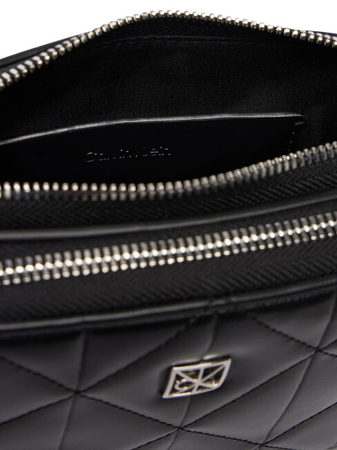 QUILTED EMBLEM Mała torba na ramię na czarno - Torby damskie