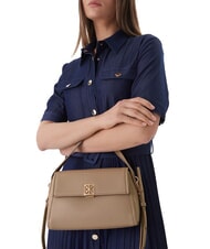 CALVIN KLEIN HARDWARE EMBLEM PEBB Torebka z paskiem na ramię pustynny szary - Torby damskie - 2