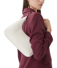 CALVIN KLEIN EMBOSSED LOGO Torba na ramię z paskiem na ramię - Torby damskie