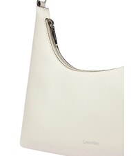 CALVIN KLEIN EMBOSSED LOGO Torba na ramię z paskiem na ramię smagliczka biała - Torby damskie - 4