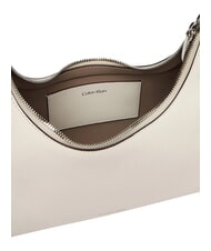 CALVIN KLEIN EMBOSSED LOGO Torba na ramię z paskiem na ramię smagliczka biała - Torby damskie - 5