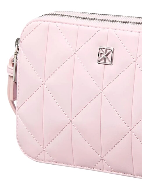 QUILTED EMBLEM Mała torba na ramię kołyska r&oacute;żowa - Torby damskie