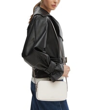 CALVIN KLEIN EMBOSSED LOGO Mała torba na ramię - Torby damskie