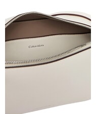 CALVIN KLEIN EMBOSSED LOGO Mała torba na ramię smagliczka biała - Torby damskie - 5