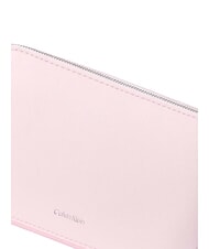 CALVIN KLEIN EMBOSSED LOGO Mała torba na ramię kołyska r&oacute;żowa - Torby damskie - 3