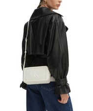 CALVIN KLEIN BOLD MONOGRAM Mała torba na ramię smagliczka biała - Torby damskie - 2
