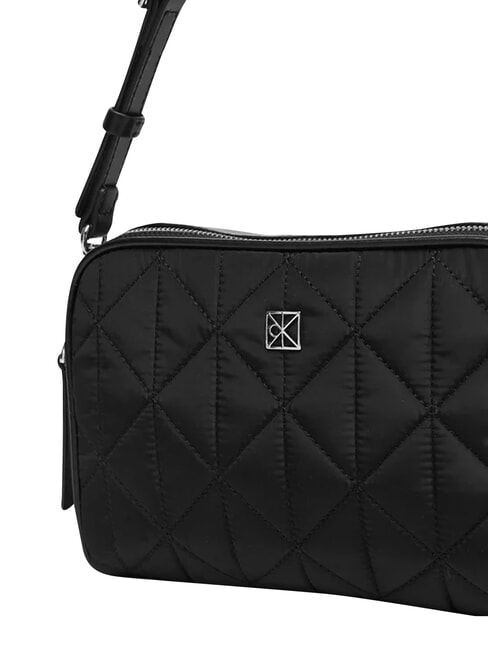 QUILTED NYLON Mała torebka na ramię z paskiem na ramię na czarno - Torby damskie