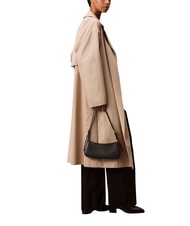 CALVIN KLEIN EMBLEM AOP Torba na ramię, regulowana - Torby damskie