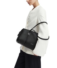 CALVIN KLEIN EMBLEM HW Torba na ramię na czarno - Torby damskie - 2